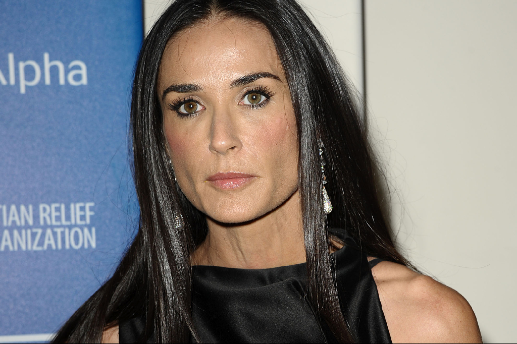 Demi Moore har frontat många kampanjer och är en stilig kvinna i sina bästa år. Hennes bästa knep? Låt några blodiglar suga sig fast. När stjärnan var i Österrike testade hon denna typ av "terapi" och lovordade sedan de små slemmiga djurens enzymer som sk Demi Moore har frontat många kampanjer och är en stilig kvinna i sina bästa år. Hennes bästa knep? Låt några blodiglar suga sig fast. När stjärnan var i Österrike testade hon denna typ av "terapi" och lovordade sedan de små slemmiga djurens enzymer som sk