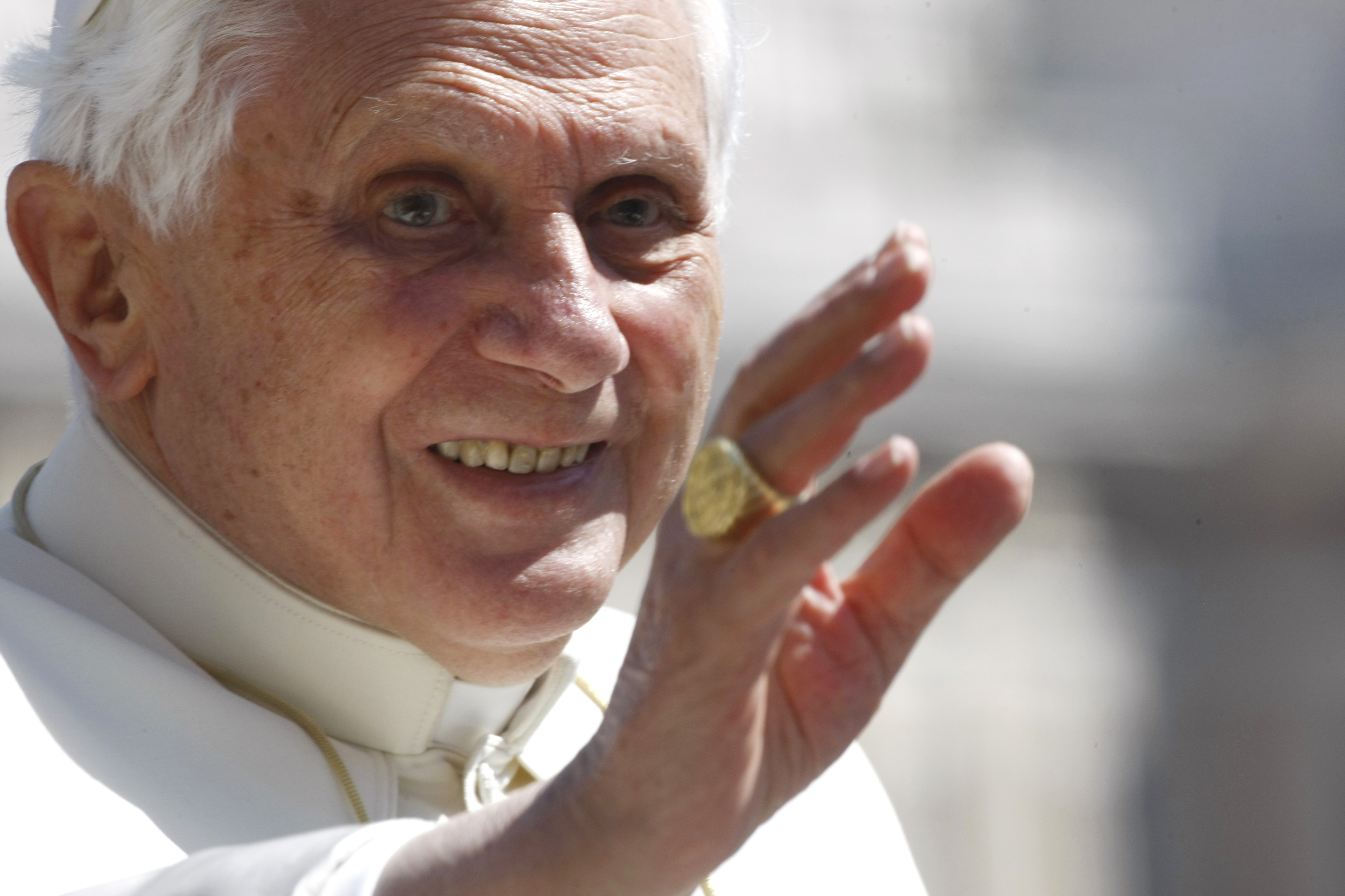 Påven välsignade två män i tron om att de var präster. I själva verket var männen skådespelare i bögporrfilmen "Skandal i Vatikanen".