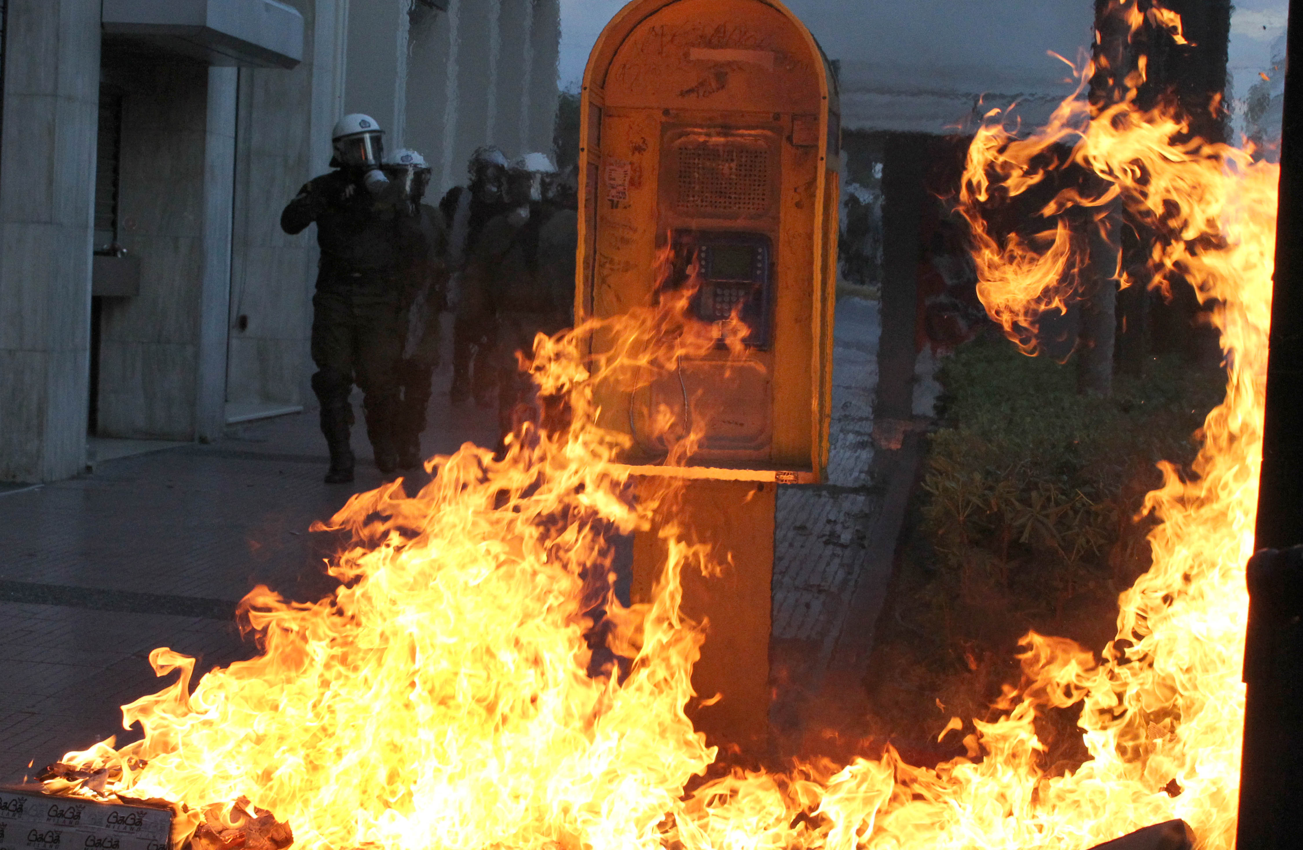 Grekland brinner när demonstrationer urartar.