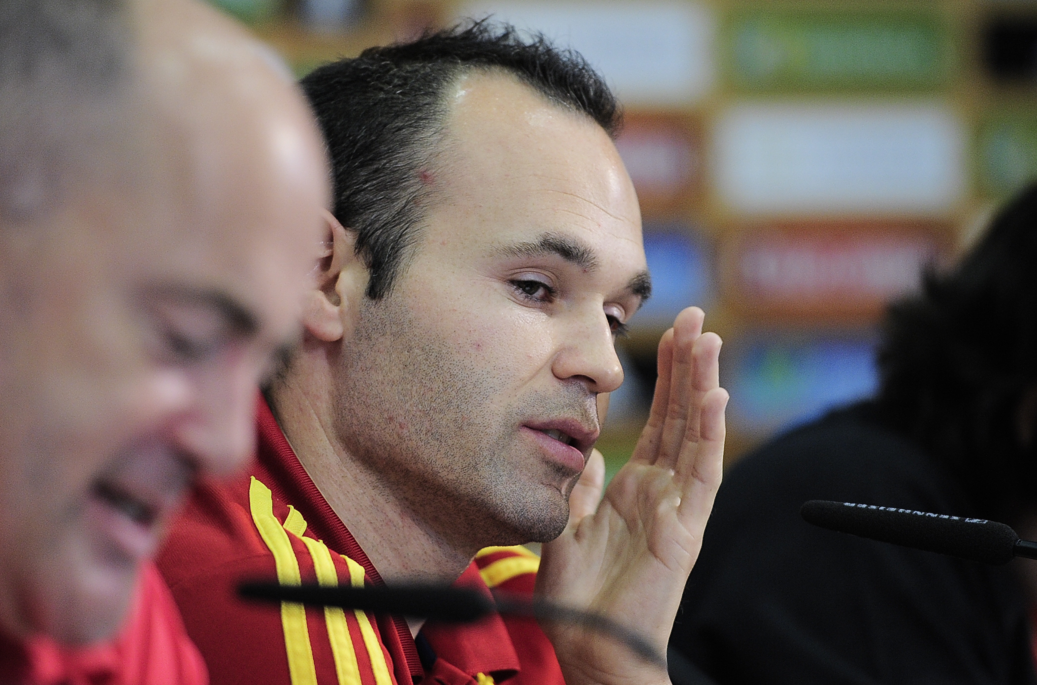 Andres Iniesta och Vicente del Bosque fick svara på frågor om Spaniens "tråkiga" fotboll.