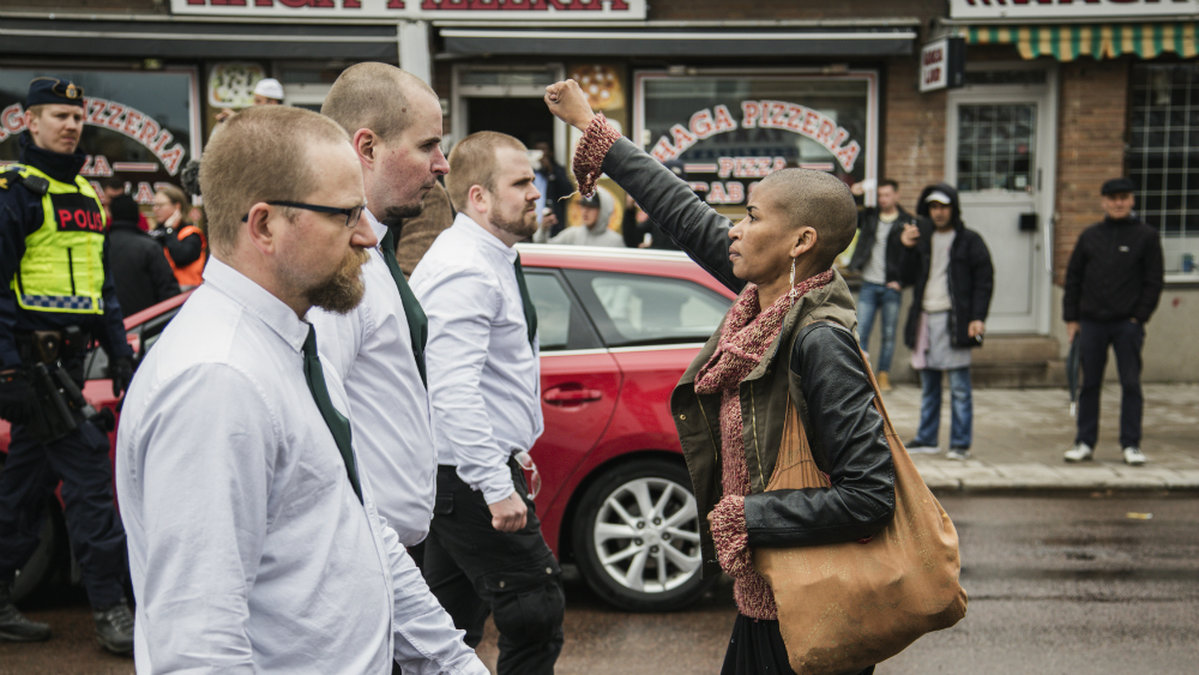 Den numera ikoniska bilden av Tess Asplund från Nordiska Motståndsrörelsens demonstration i Borlänge 1 maj i år.