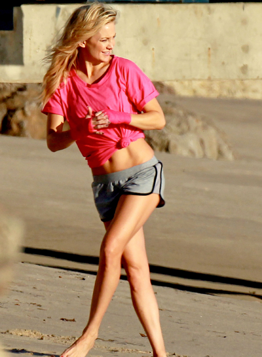 Kate Hudson kör lite karate på stranden i Malibu.