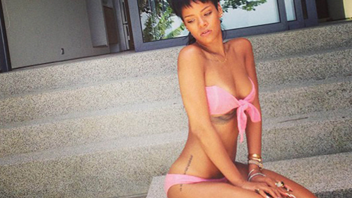 Rihanna poserar i bikini på sin Instagram. 