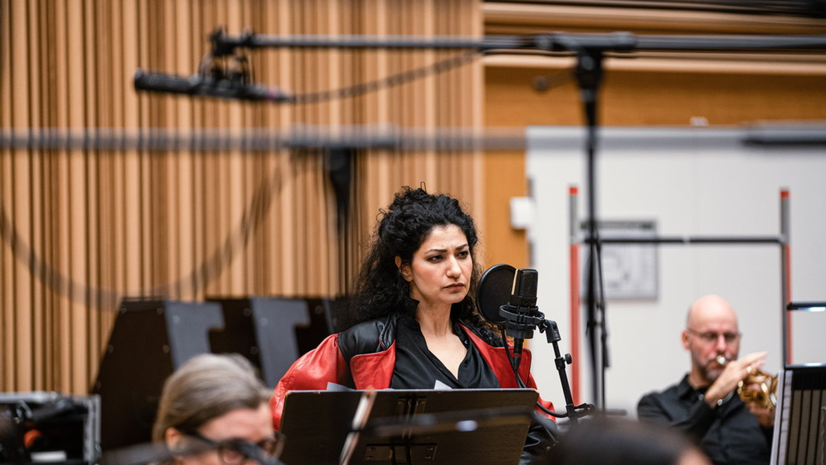 Sångaren Bahareh Razekh och Malmö operaorkester under ledning av Joakim Hallin under inspelningen av 'Baraye'. Pressbild.
