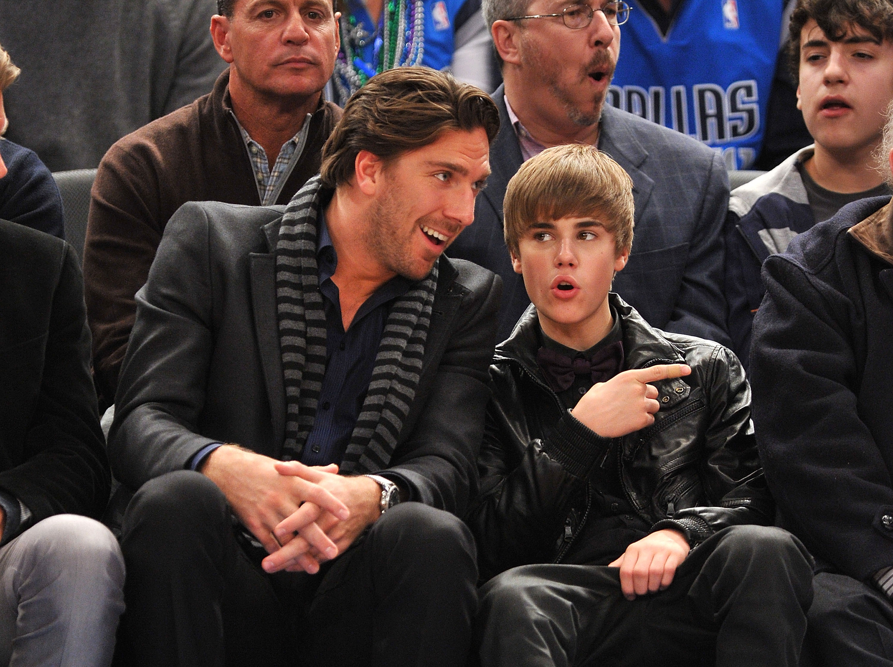 "Kung Henrik" på en basketmatch med Justin Bieber tidigare i år.