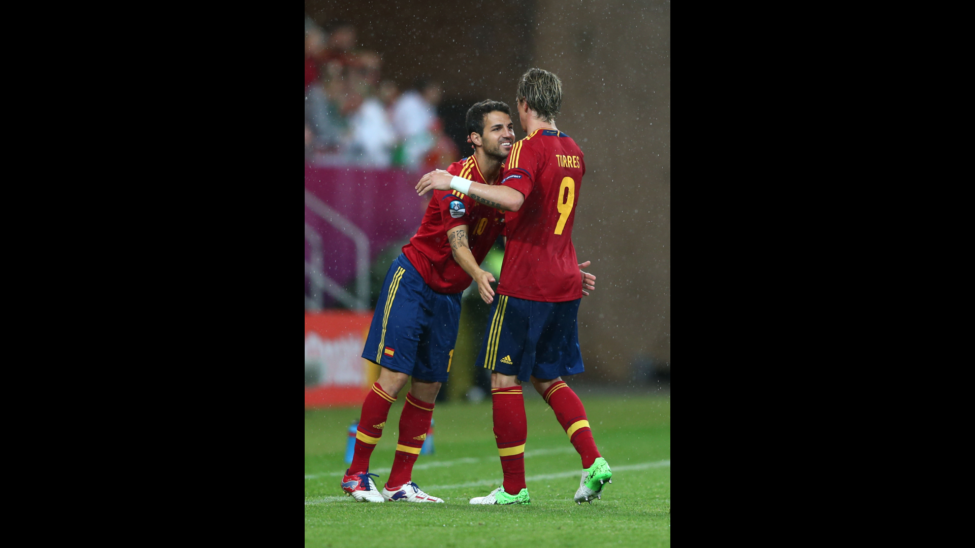 Sedan byttes han ut mot Cesc Fabregas... Sedan byttes han ut mot Cesc Fabregas...