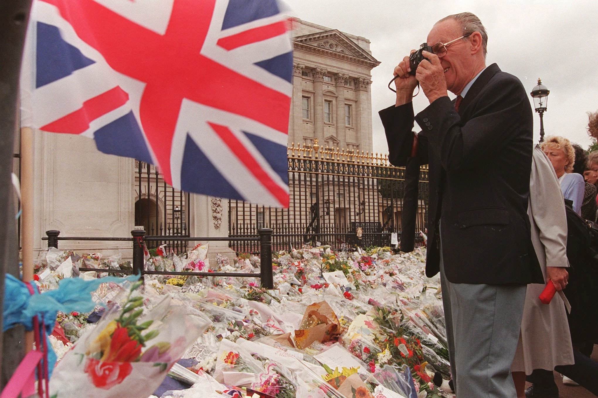 Blommor och åter blommor när Storbritannien sörjde Dianas död.