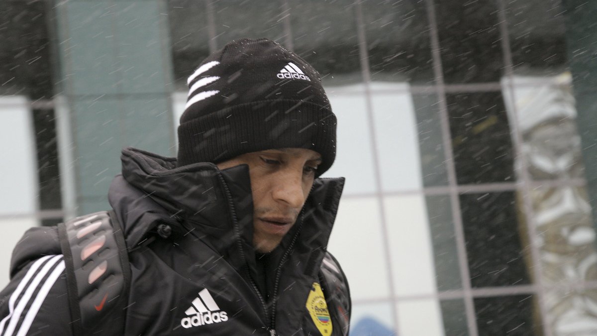 Carlos har tillbringat de senaste åren i ryska Anzhi Makhachkala, både som spelare och assisterande tränare.