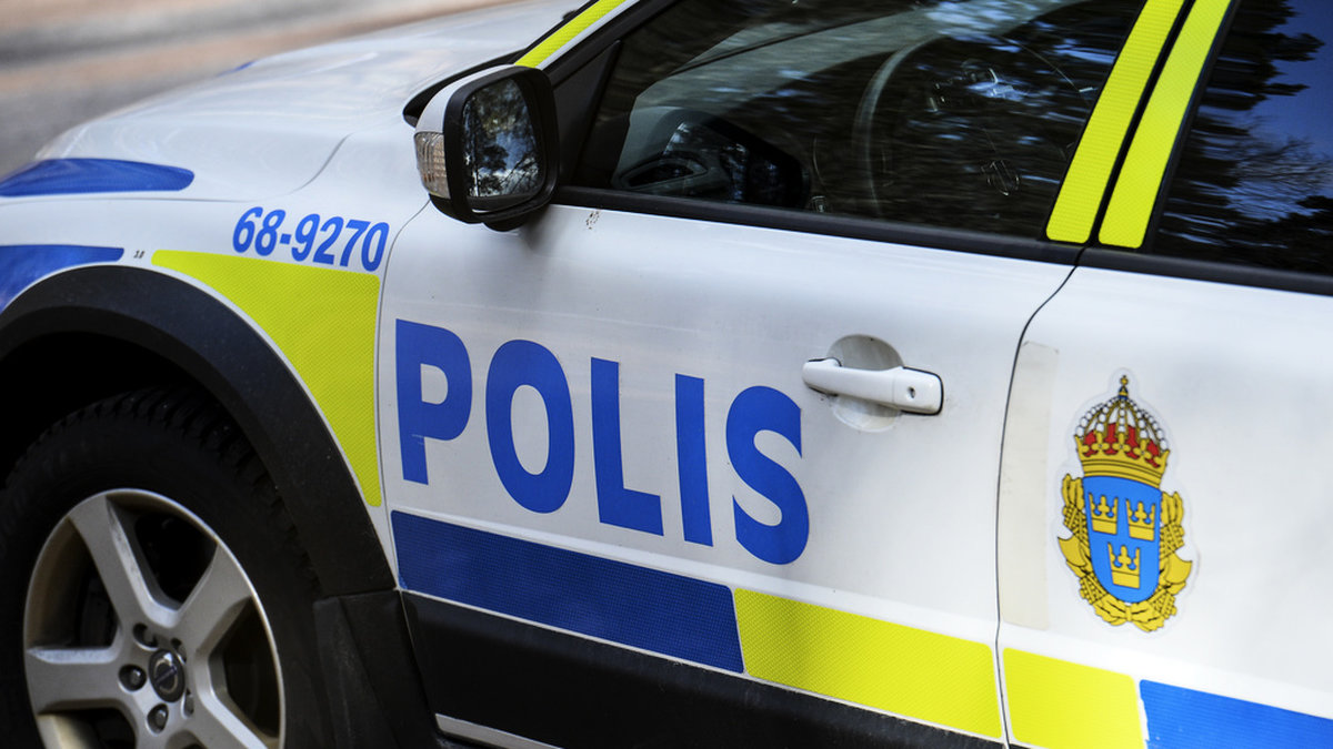 Polisen i Skåne har gjort flera utryckningar efter larm om en okänd man som tagit sig in i bostäder, garage och trädgårdar. Arkivbild.