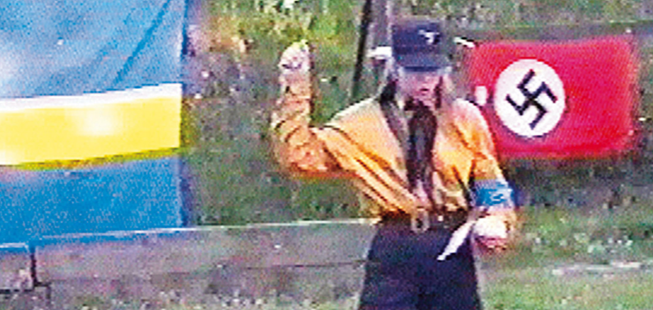 1995 deltar SD-toppen Tina Hallgren på ett möte där hon har på sig en nazistuniform och där man tydligt ser hakkors i bakgrunden. 1995 deltar SD-toppen Tina Hallgren på ett möte där hon har på sig en nazistuniform och där man tydligt ser hakkors i bakgrunden.