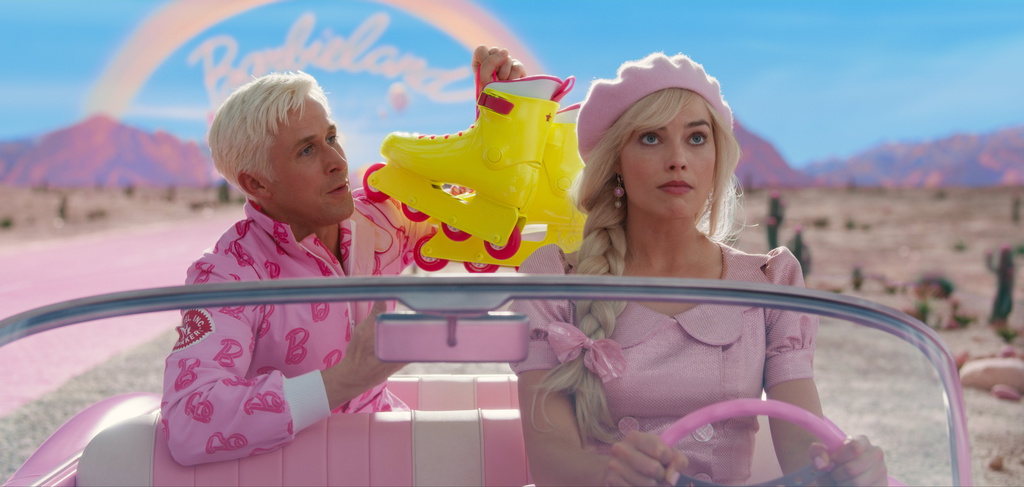 Ryan Gosling och Margot Robbie spelar Ken respektive Barbie i Greta Gerwigs storfilm 'Barbie', en av sommarens mest emotsedda filmer. Pressbild.