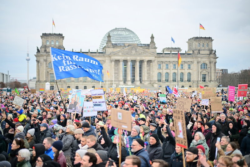Protest mot mot konservativa CDU:s högervridning utanför förbundsdagen i Berlin.