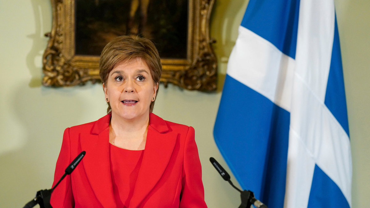 Skottlands ledare Nicola Sturgeon avgår som försteminister.