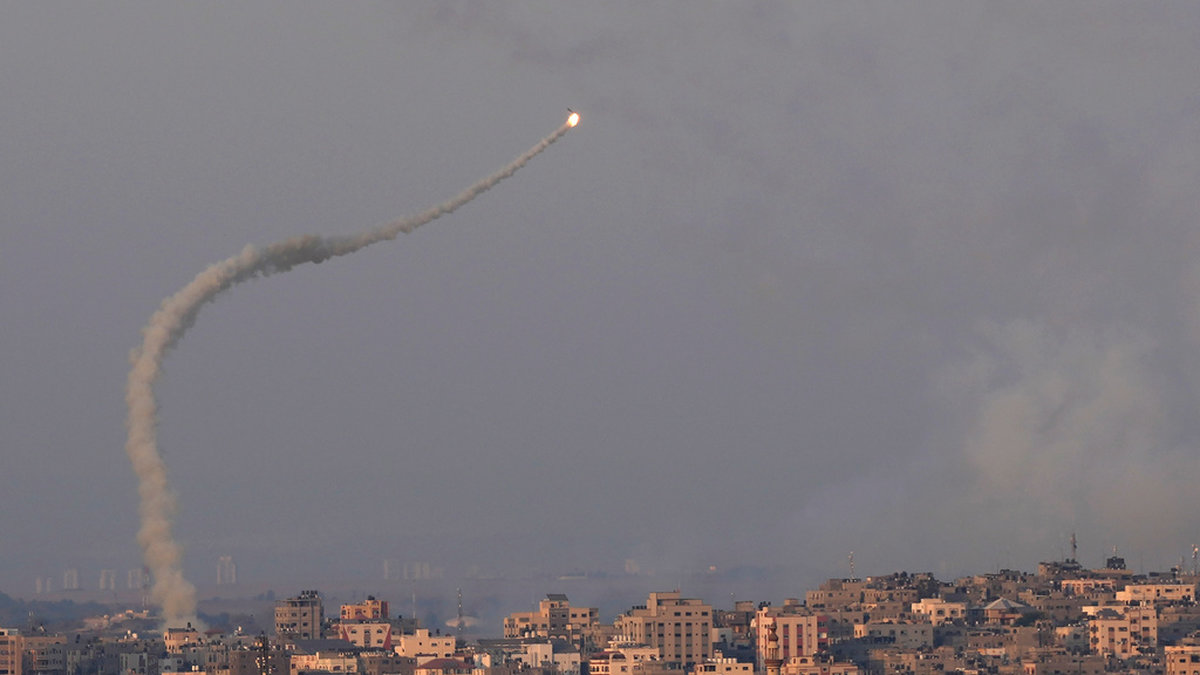 Raketer avfyras över staden Gaza mot mål i Israel på söndagen.