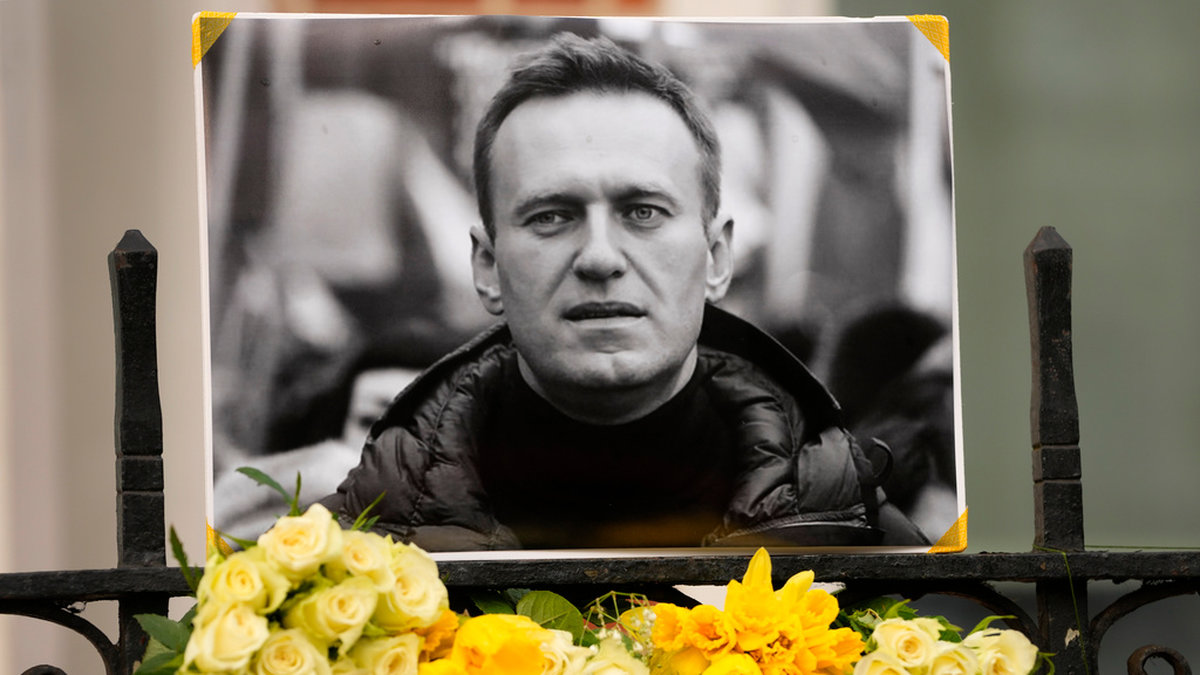 Blommor som lämnats för att hedra regimkritikern Aleksej Navalnyj, nära den ryska ambassaden i London. Arkivbild.