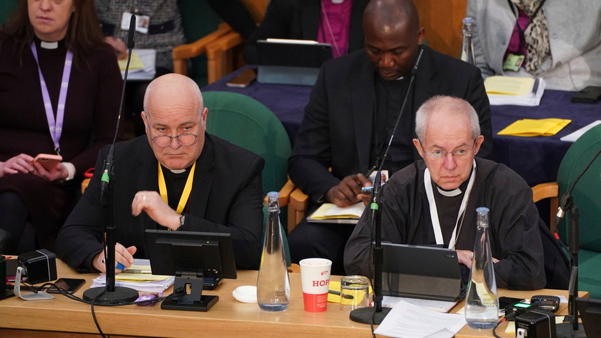 Ärkebiskopen av York, Stephen Cottrell, till vänster och ärkebiskopen av Canterbury, Justin Welby, under kyrkomötet som beslutade att Engelska kyrkan får välsigna samkönade par. De båda ärkebiskoparna hyllade beslutet.