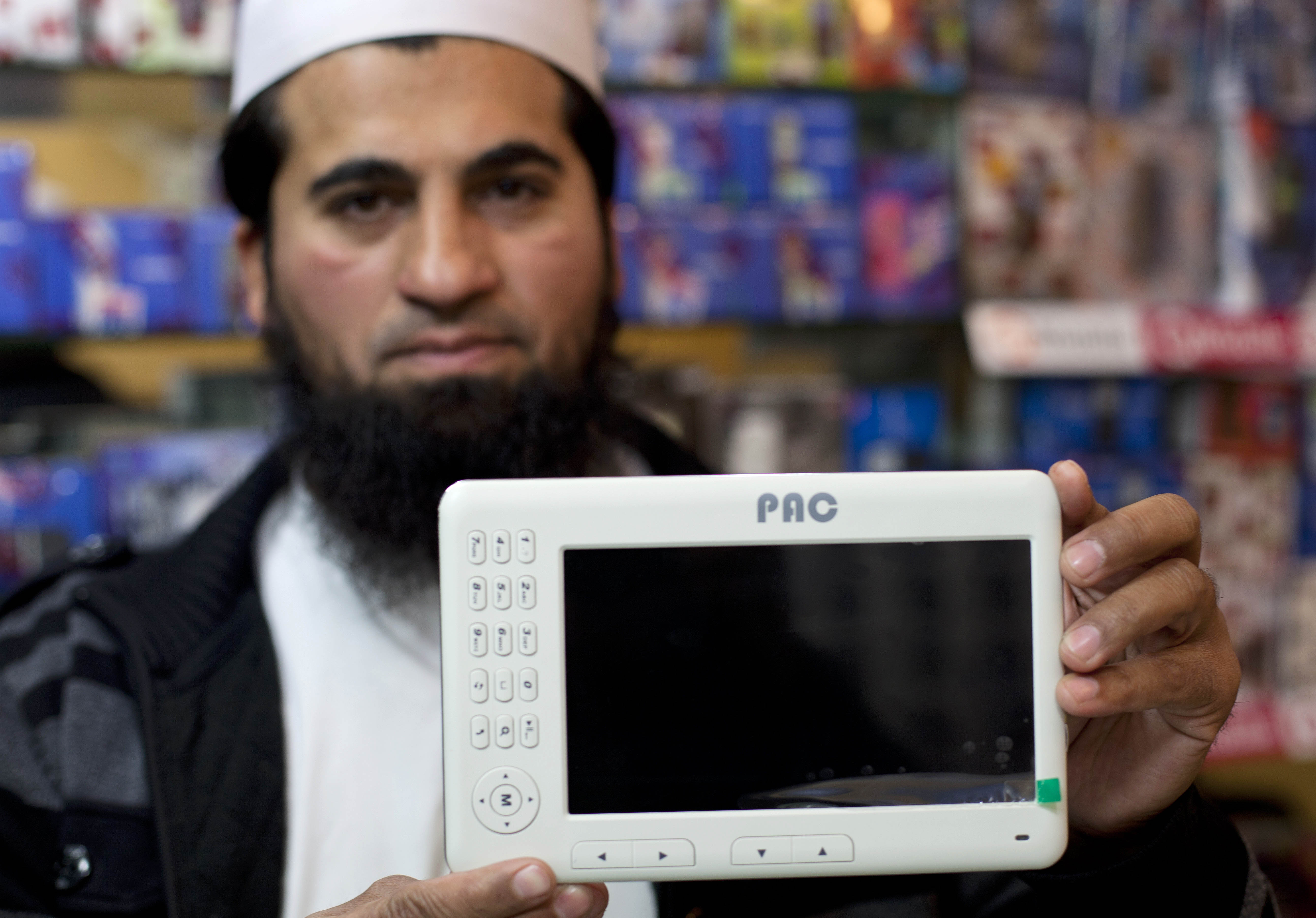 Mohammed Imranm visar up iPad-kopian i sin lilla butik i närheten av flygvapenbasen.