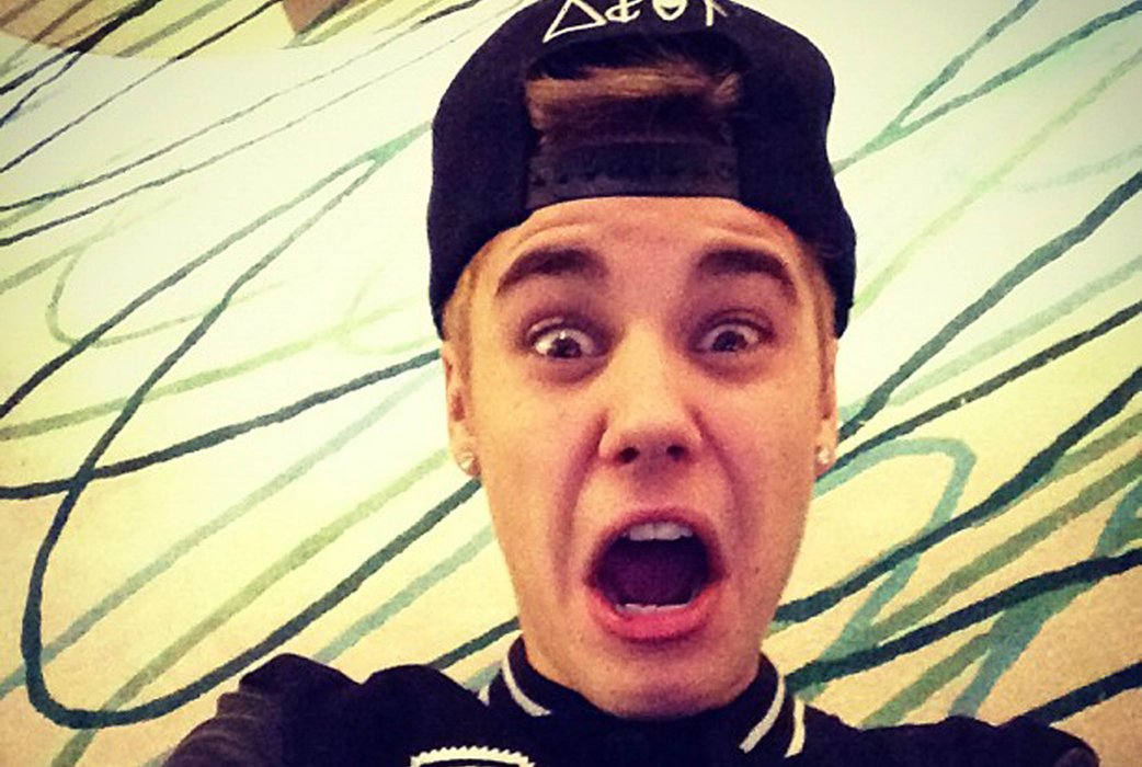 Justin Bieber gör en ful grimas. Justin Bieber gör en ful grimas.