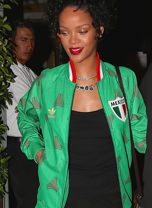 Rihanna håller på Mexiko. Rihanna håller på Mexiko.