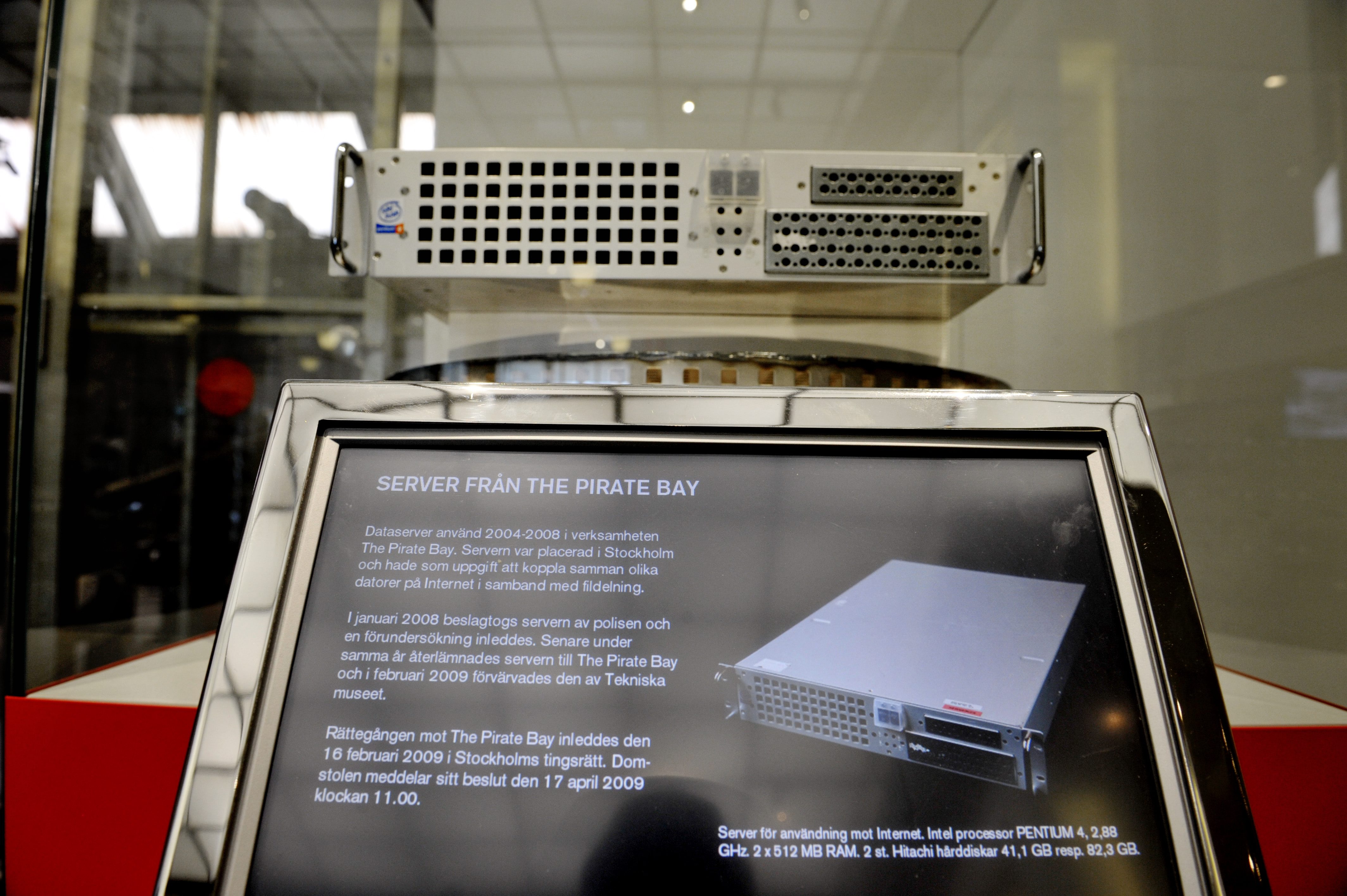 Pirate Bays första server fotograferad på Tekniska museet i Stockholm på torsdagen. Tekniska museet ställer ut den dataserver som The Pirate Bay började använda för fildelning 2004. Servern beslagtogs förra året vid en polisrazzia och i februari i år köpt