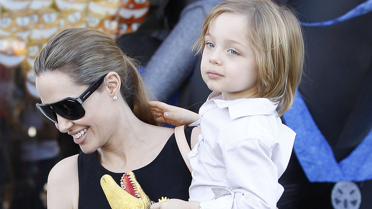 Angelina Jolie med sin dotter Shiloh Jolie-Pitt som är sin mamma upp i dagen. 