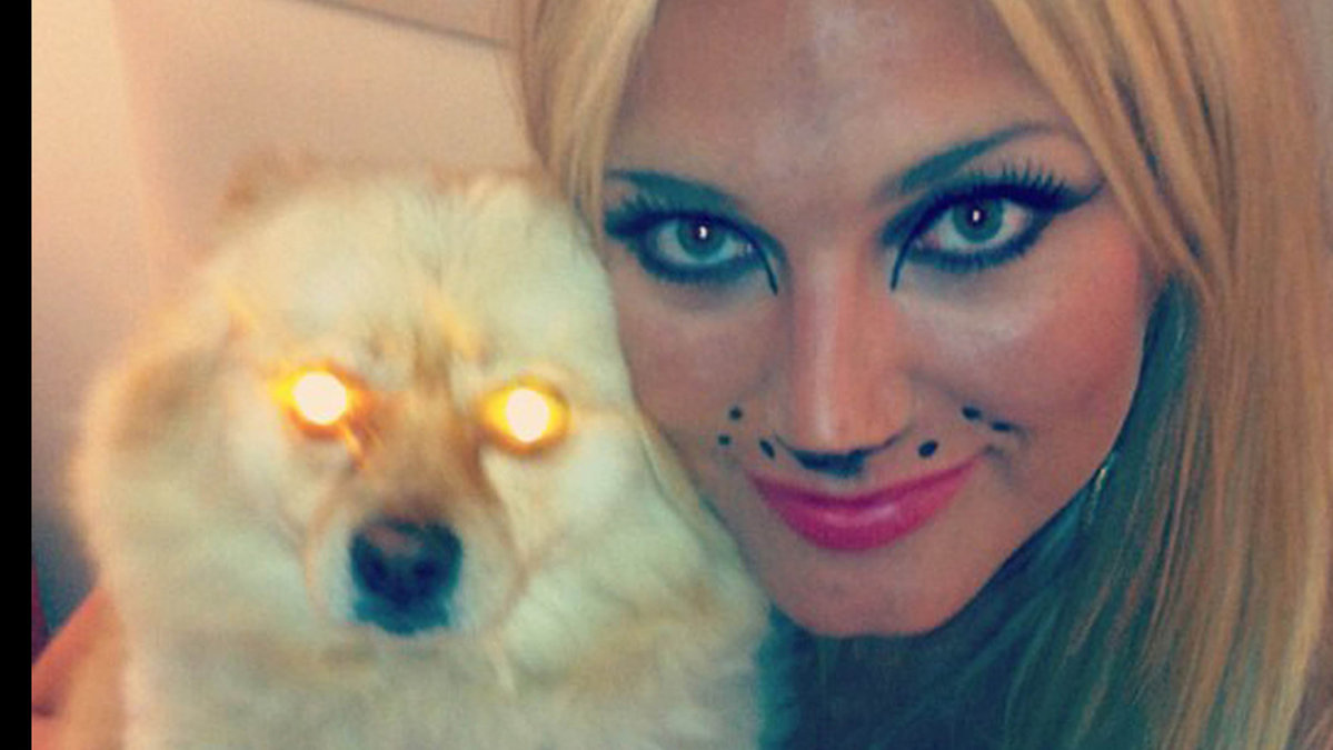 Brooke Hogan rockade loss en katt-look, med sin hund. 
