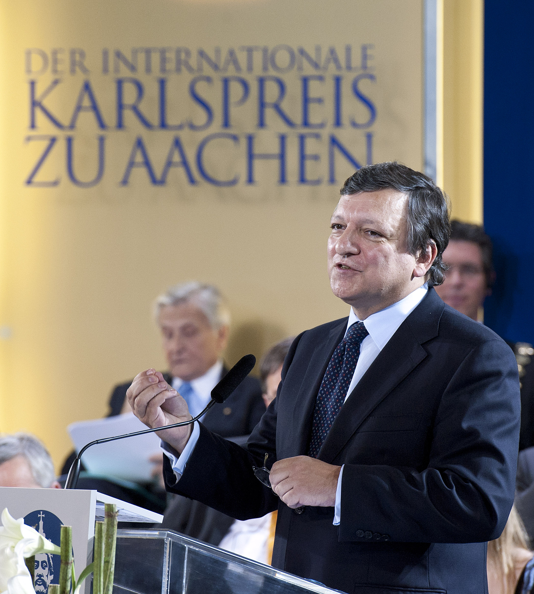 Barroso flyger dyrt till alla sina möten, på din bekostnad.