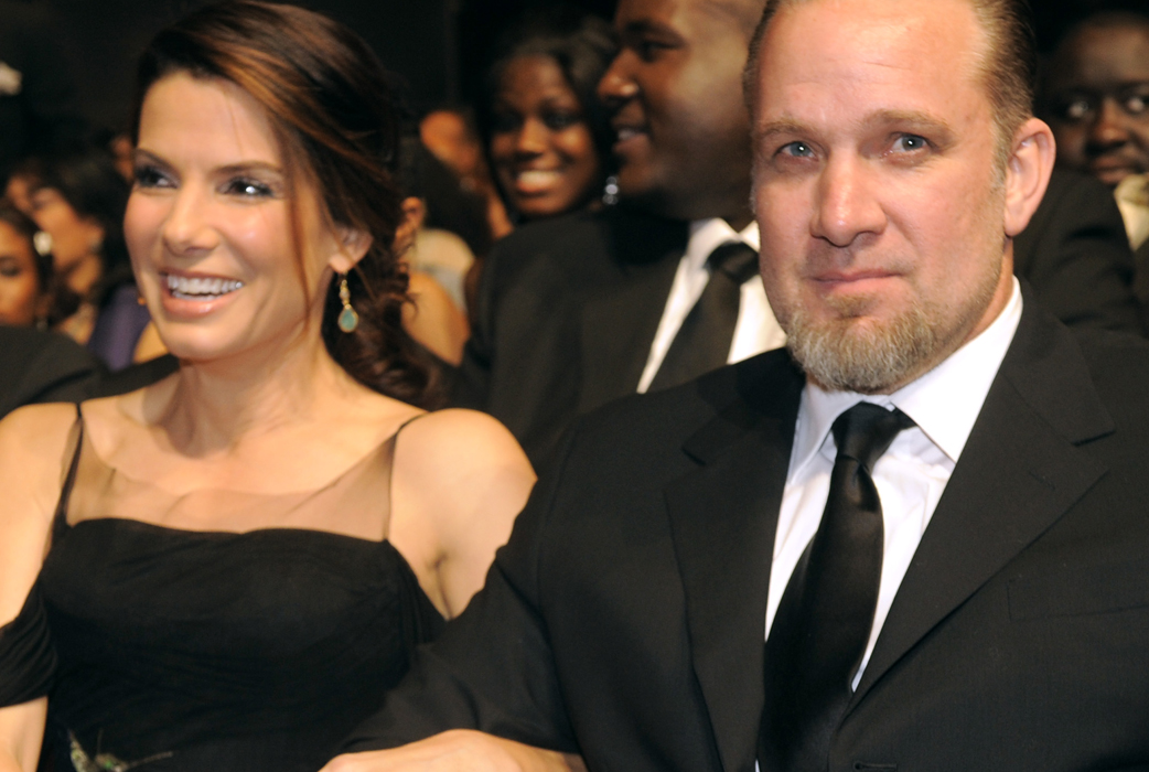 År 2010 var det kändisskandalen alla pratade om. Sandra Bullocks make Jesse James hade bedragit Sandra med ett flertal kvinnor. Den tatuerade strippan Michelle McGee var en av dem. I en intervju berättade Michelle att hon och Jesse hade sex i en soffa på hans kontor – bakom Sandras rygg. Bullock ansökte om skilsmässa och har sedan dess adopterat en son.
Michelle fortsätter att strippa, och hon tjänar en hel del på sina erotiska danser. Enligt Radaronline.com cashar hon in över 1000 kronor för en lapdance på Platinum Club i San Diego.
År 2010 var det kändisskandalen alla pratade om. Sandra Bullocks make Jesse James hade bedragit Sandra med ett flertal kvinnor. Den tatuerade strippan Michelle McGee var en av dem. I en intervju berättade Michelle att hon och Jesse hade sex i en soffa på hans kontor – bakom Sandras rygg. Bullock ansökte om skilsmässa och har sedan dess adopterat en son.
Michelle fortsätter att strippa, och hon tjänar en hel del på sina erotiska danser. Enligt Radaronline.com cashar hon in över 1000 kronor för en lapdance på Platinum Club i San Diego.