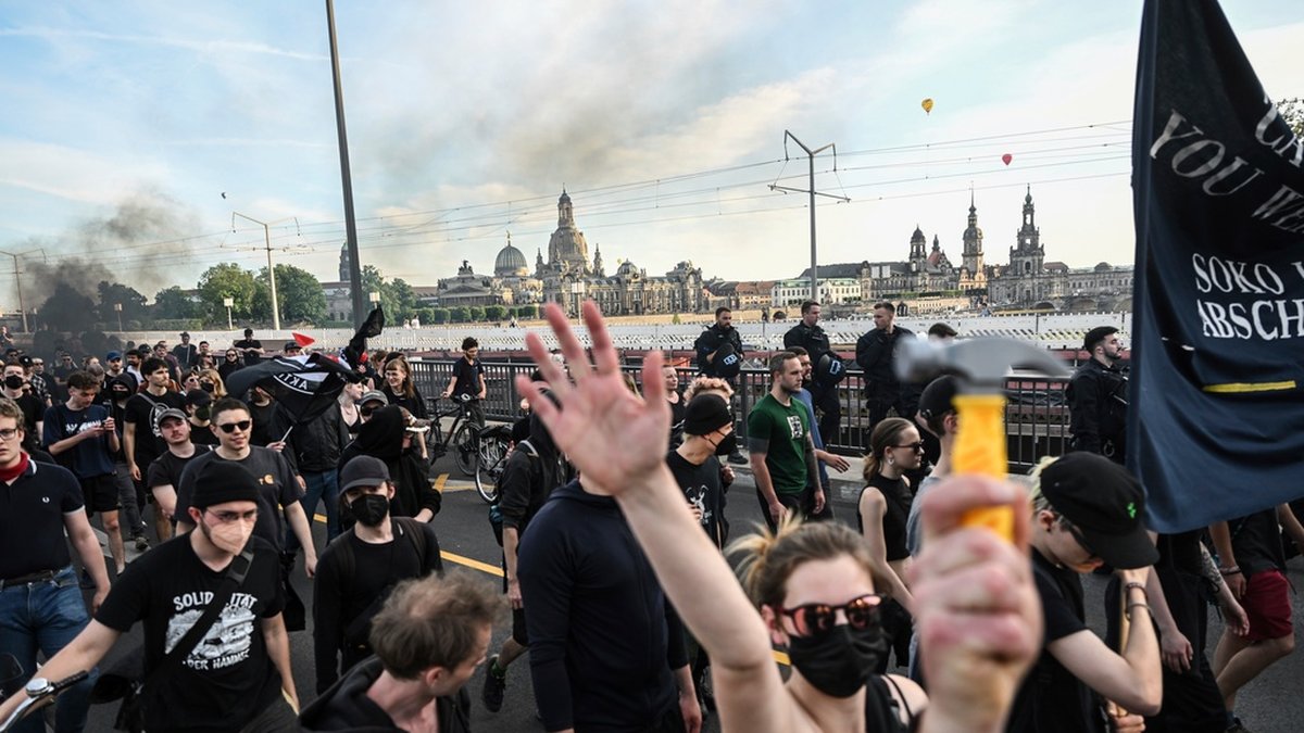 Protester bröt ut i flera tyska städer sedan aktivister från extremvänstern dömts för att ha deltagit i en attack mot en nynazist. Bild från Dresden.