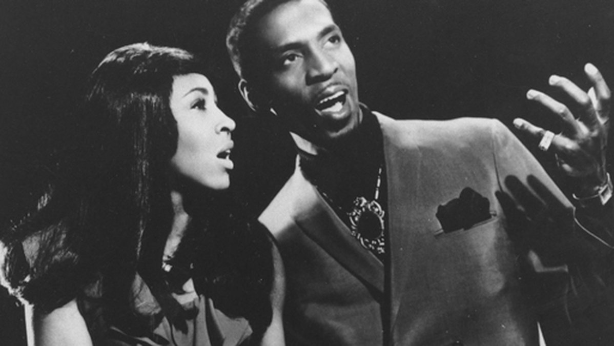 Ike och Tina Turner var gifta under många år och med hits som "River deep, mountain high" tog de världen med storm. Ike Turner var beroende av droger och misshandlade Tina brutalt vid flera tillfällen. 