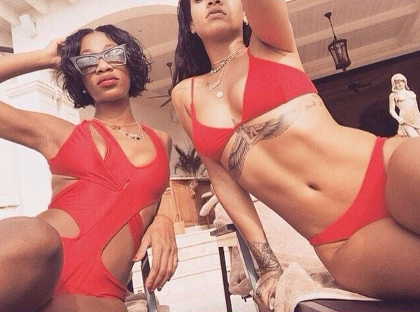 Bad girl Riri chillar vid poolen. Bad girl Riri chillar vid poolen.