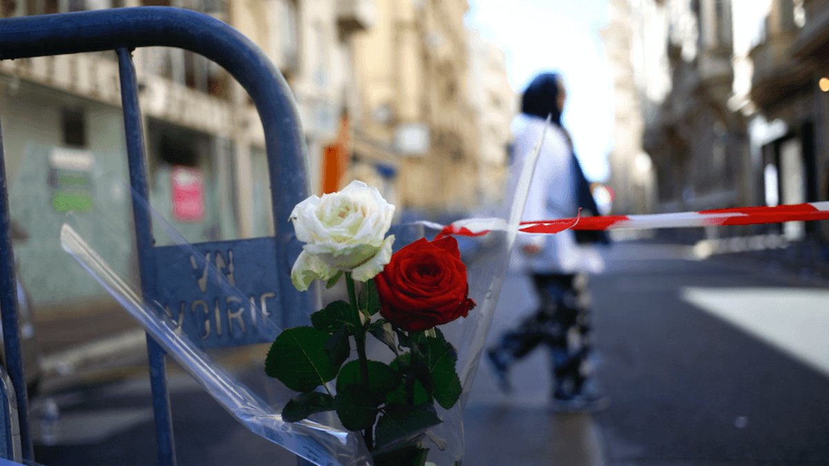 En ros har hängts upp på en avspärrning i Nice.
