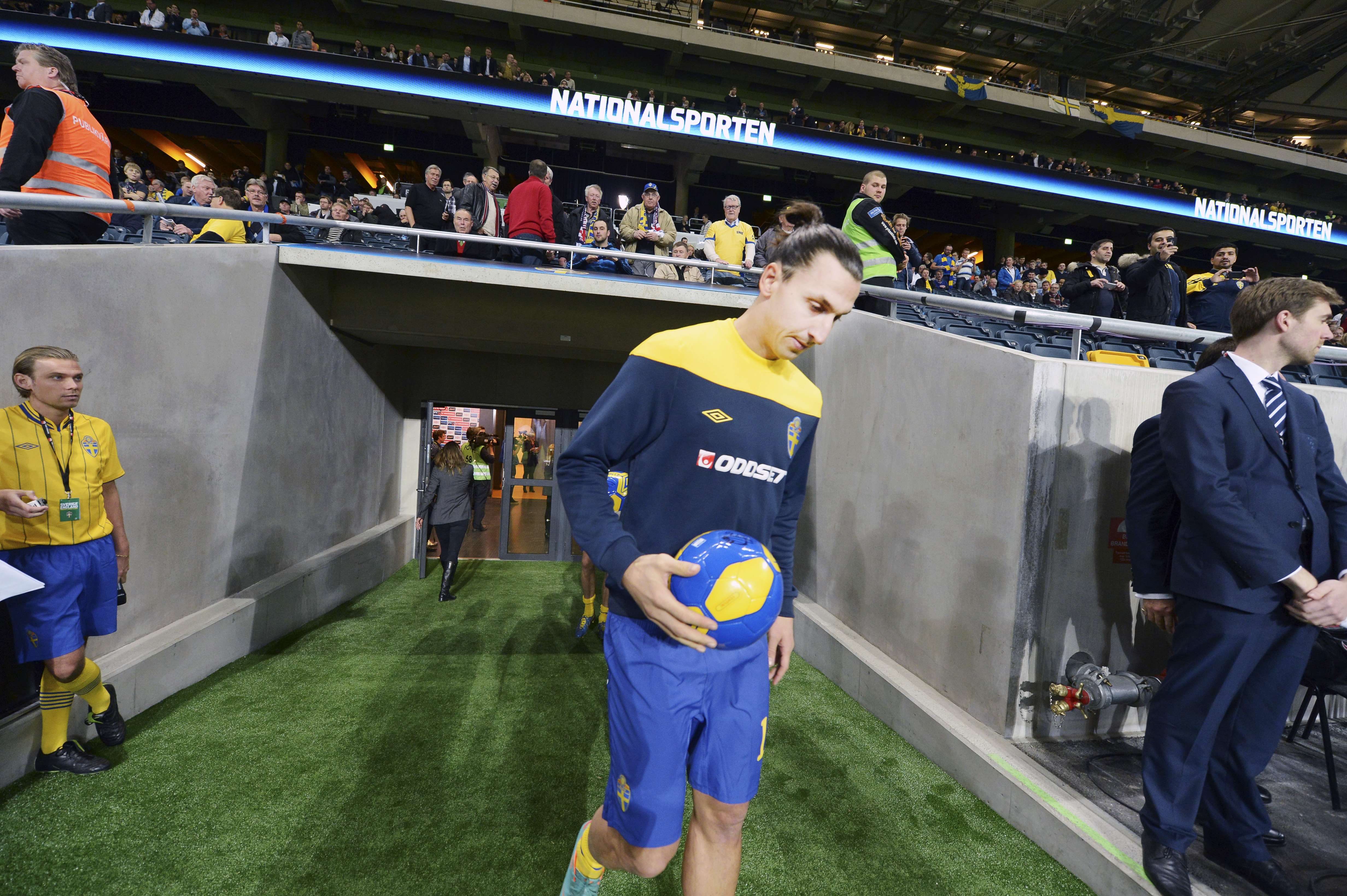 Zlatan äntrar planen. Zlatan äntrar planen.