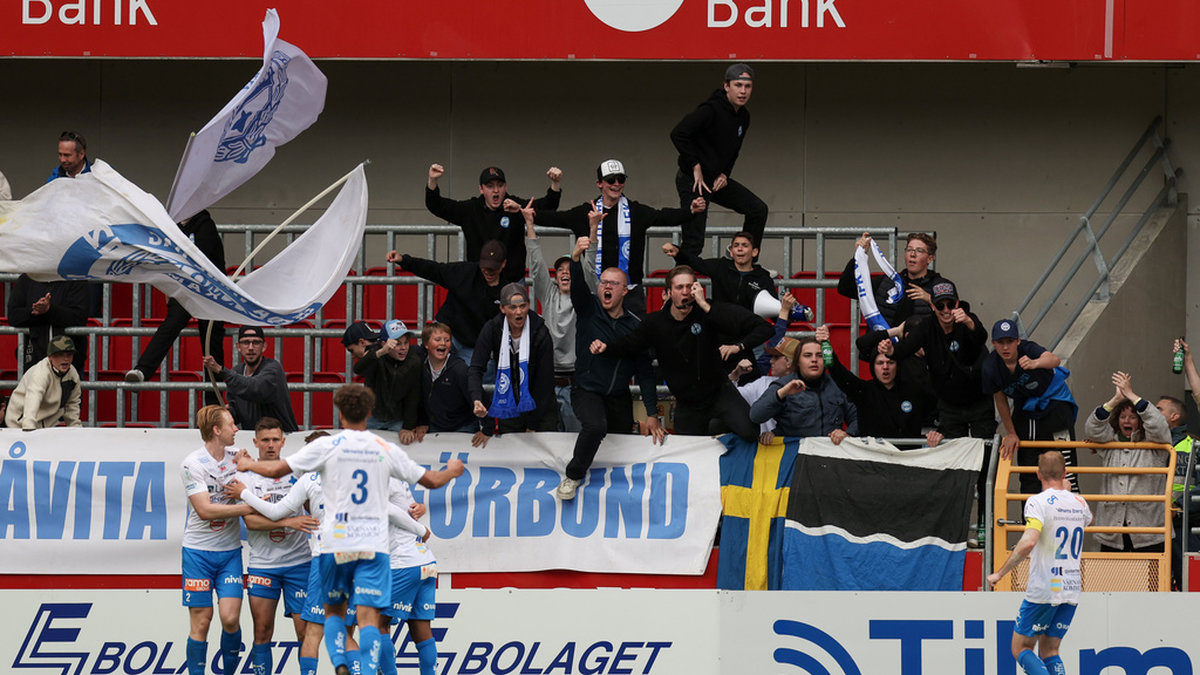 Värnamos Marcus Antonsson firar sitt andra och klubbens tredje mål i segern mot Helsingborg på Olympia.