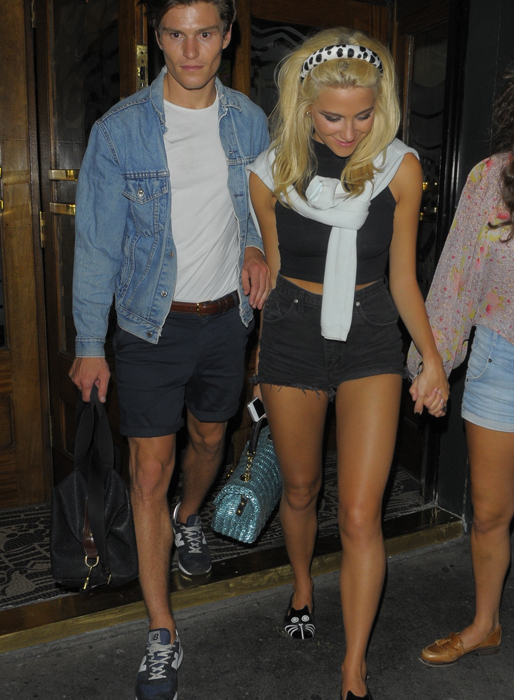 Pixie Lott och hennes modellande pojkvän Oliver Cheshire lämnar nattklubben Groucho i London. Pixie Lott och hennes modellande pojkvän Oliver Cheshire lämnar nattklubben Groucho i London.