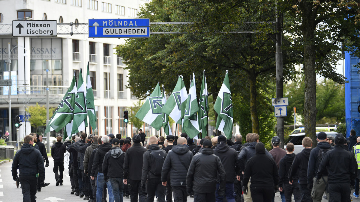 Den nazistiska organisationen Nordiska motståndsrörelsen demonstrerar i Göteborg.