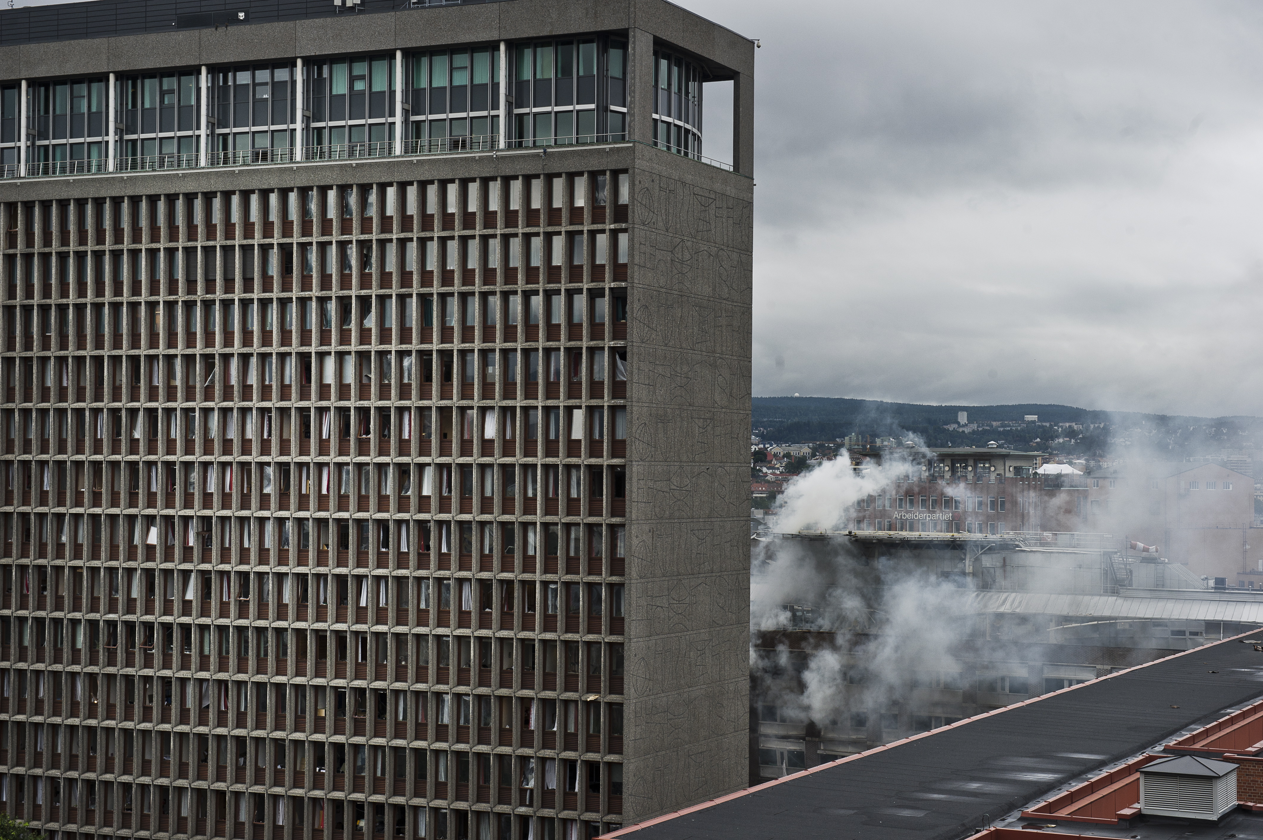 En kraftig explosion i Oslo har skadat flera personer och förstört byggnader i regeringskvarteren. En kraftig explosion i Oslo har skadat flera personer och förstört byggnader i regeringskvarteren.