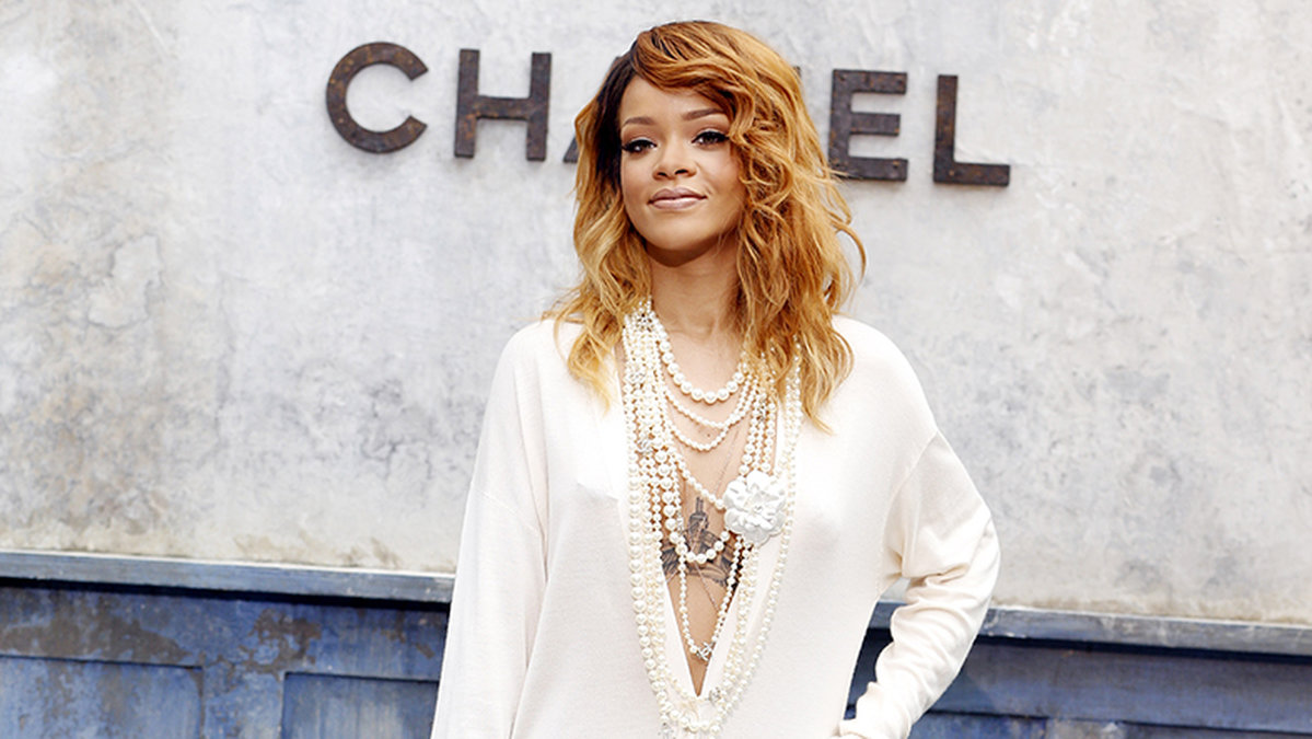 Rihanna med Chanelväska.