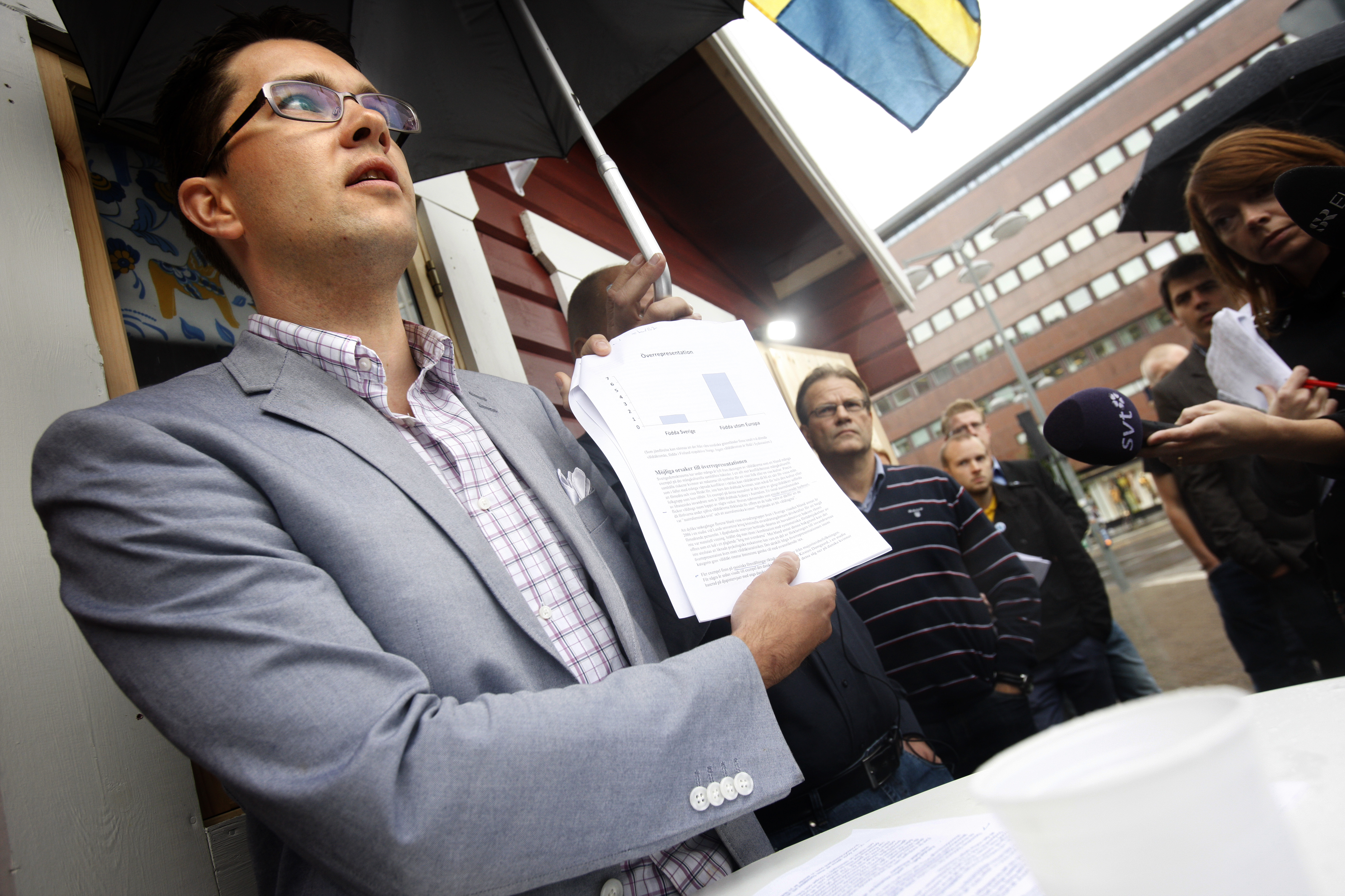 Jimmie Åkesson presenterade partiets våldtäktsrapport på Sergels torg i Stockholm i slutet på augusti 2010.