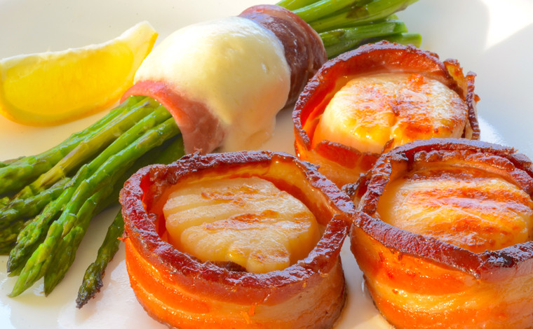 Pilgrimsmusslor tätt omslutna av – ja, du gissade rätt – bacon. Pilgrimsmusslor tätt omslutna av – ja, du gissade rätt – bacon.