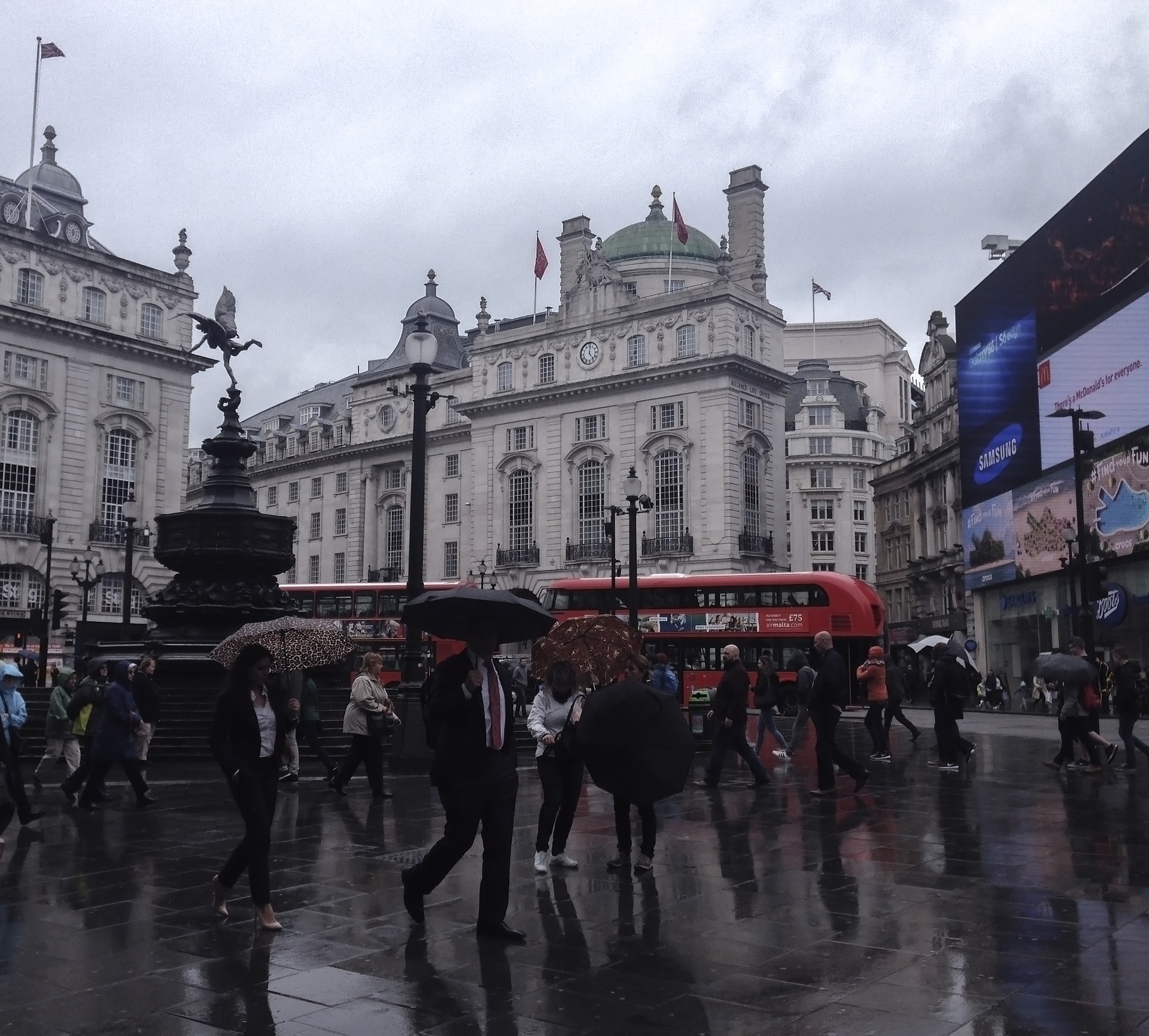 Piccadilly Circus i London. Piccadilly Circus i London.