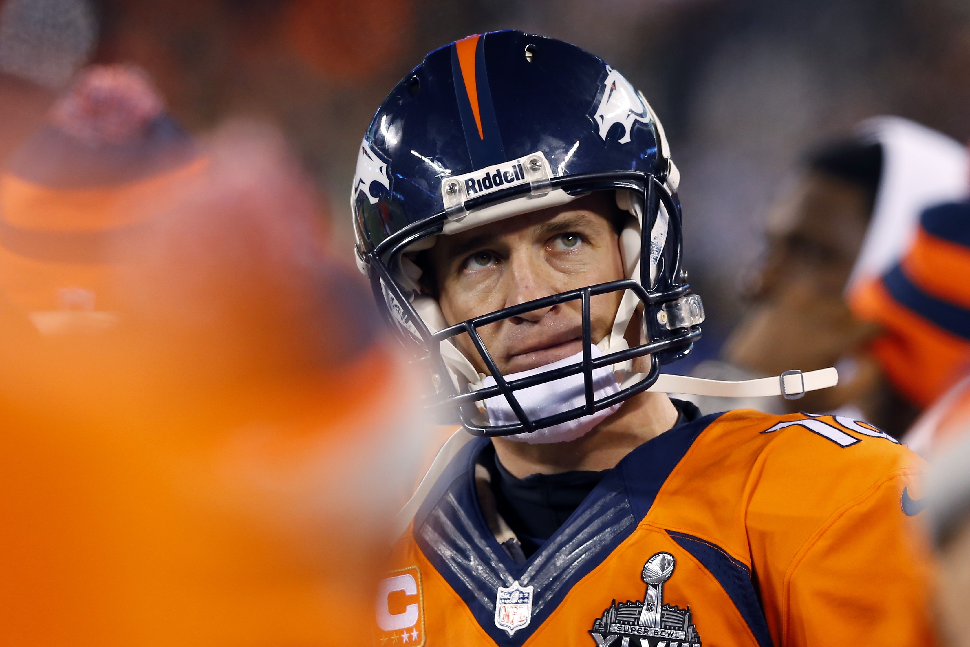 Peyton Mannings slog alla tiders säsongsrekord för touchdowns och passnings-yards i grundserien. Peyton Mannings slog alla tiders säsongsrekord för touchdowns och passnings-yards i grundserien.