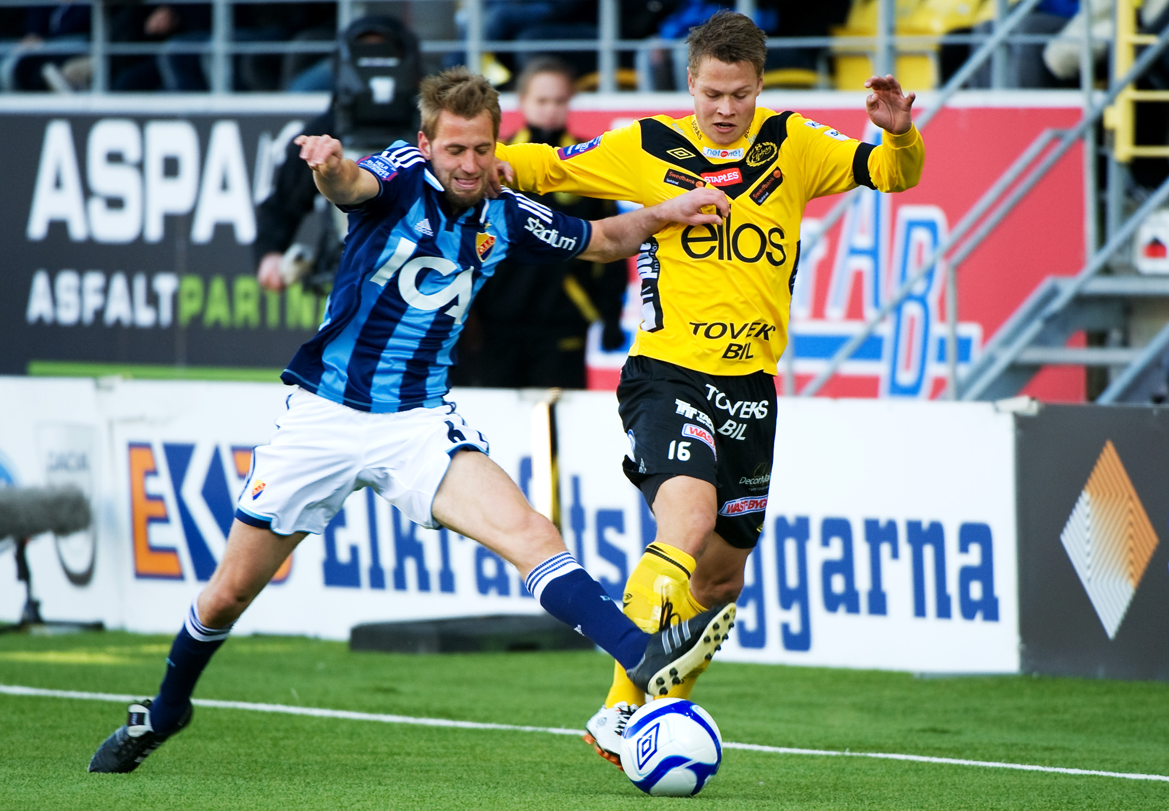 Peter Nymann och Viktor Claesson i närkamp i Borås. Peter Nymann och Viktor Claesson i närkamp i Borås.