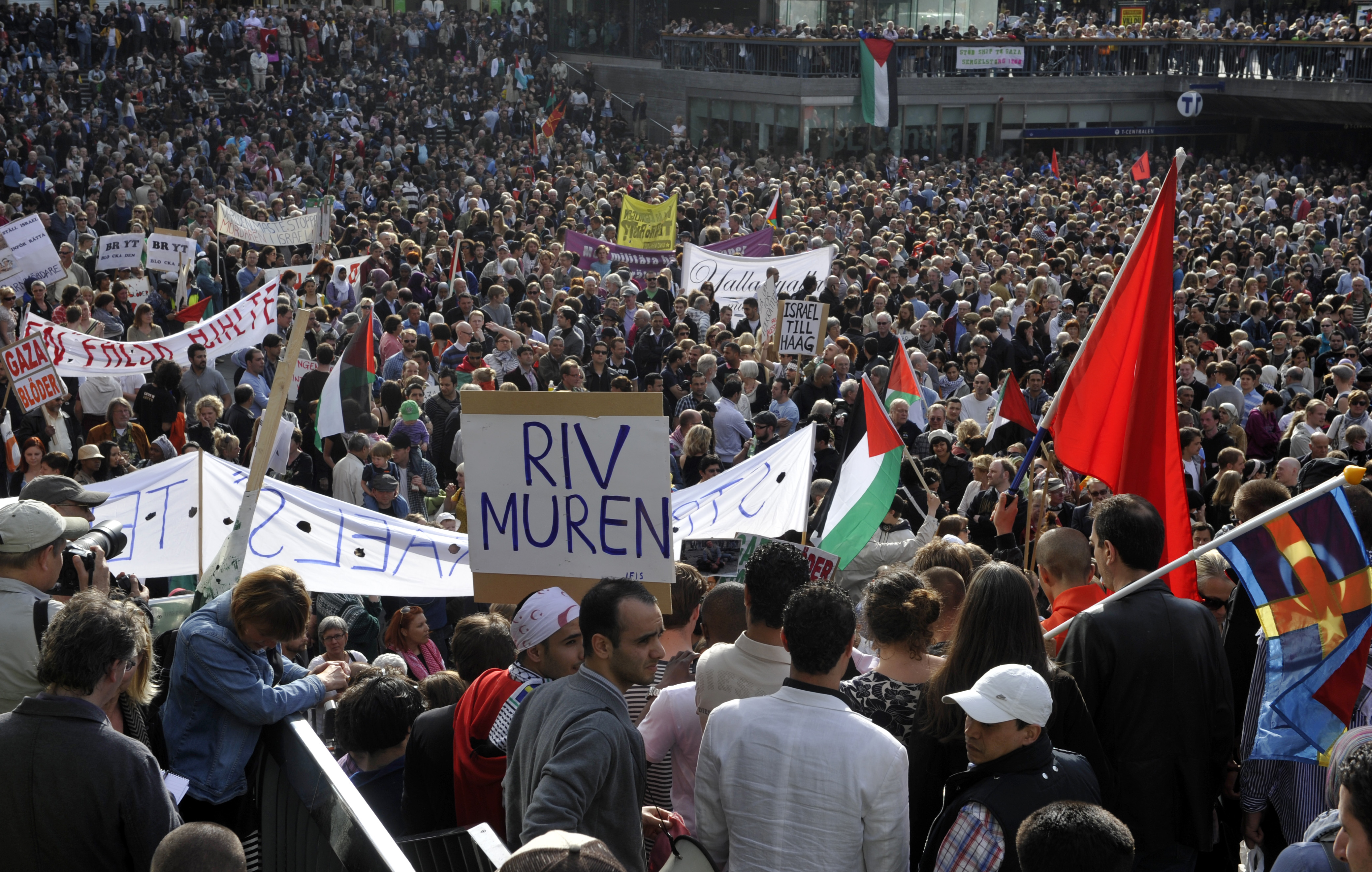 Över hela världen har man demonstrerat mot Israels ingripande.