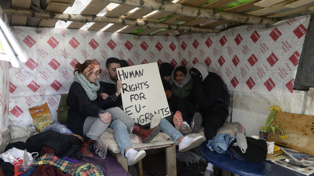 Aktivister har bundit fast sig i hyddorna i hopp om att få romerna att stanna.