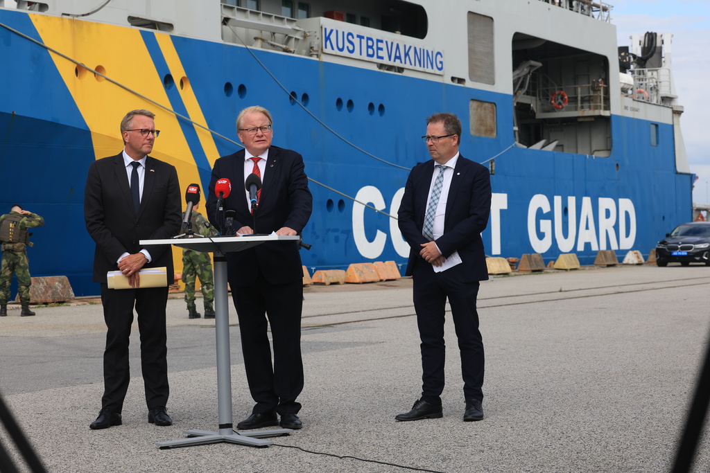 Försvarsminister Peter Hultqvist (mitten), Danmarks försvarsminister Morten Bødskov (tv) och Norges försvarsminister Bjørn Arild Gram (th) möttes under måndagen i Malmö hamn.
