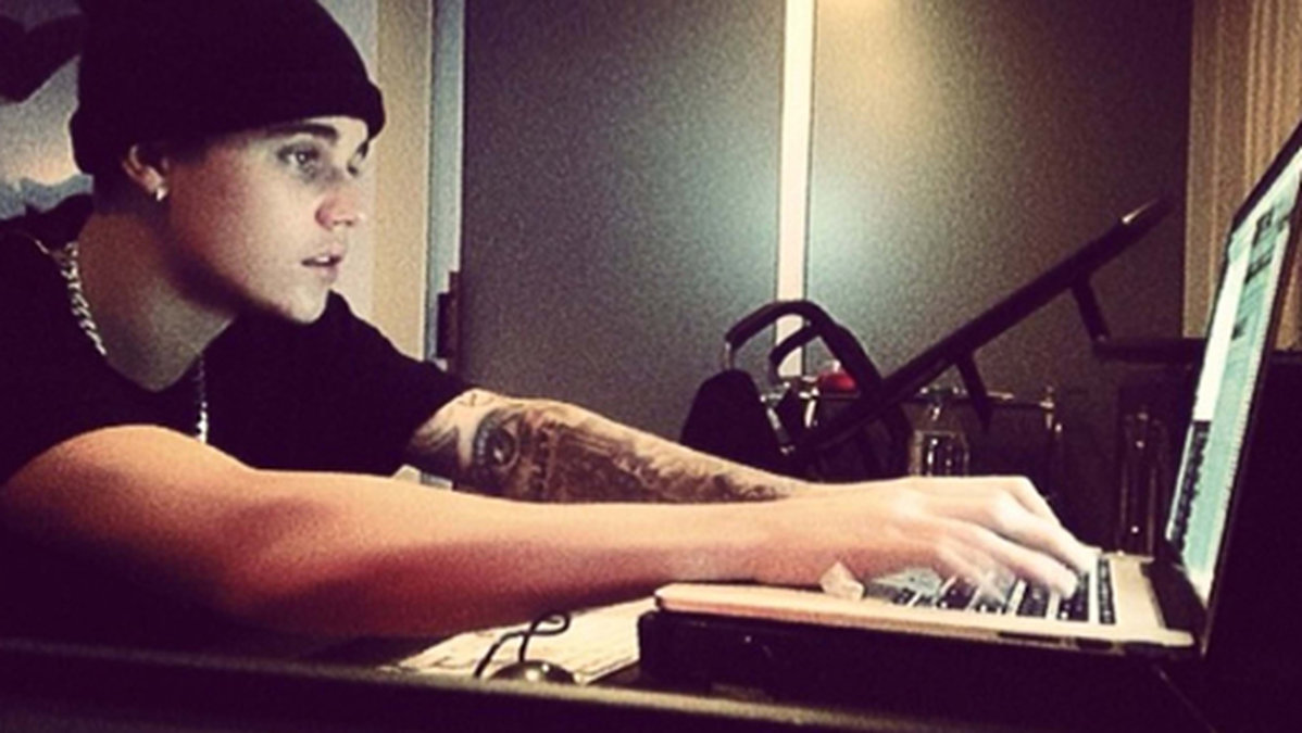 Bieber jobbar förvisso i studion i Atlanta. Men han är konstant påtänd. 
