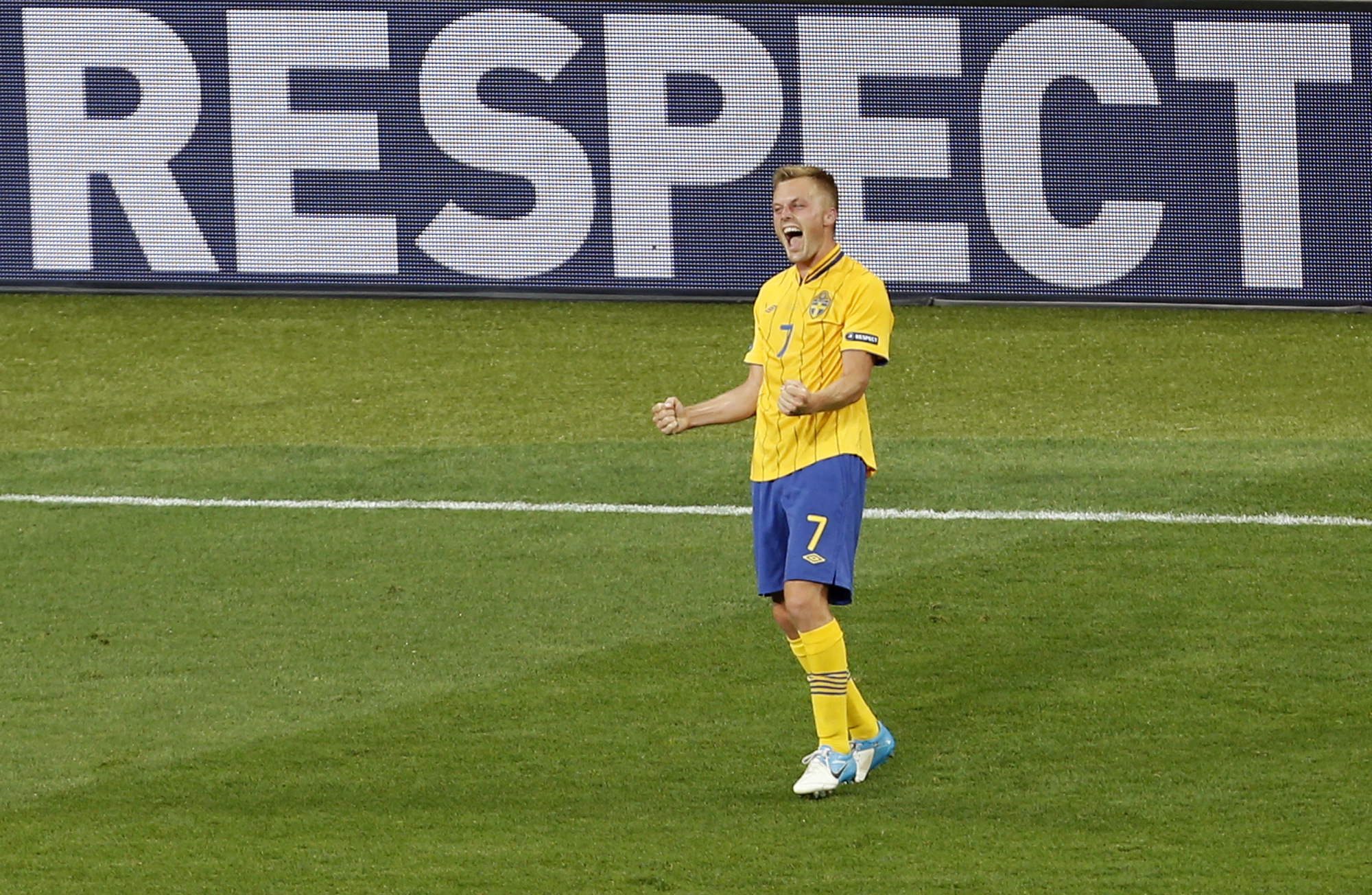 Sebastian Larsson jublar efter sitt mål. Sebastian Larsson jublar efter sitt mål.