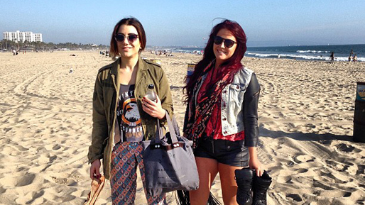 Här på stranden i Santa Monica med gemensamma vännen Gina Dirawi.