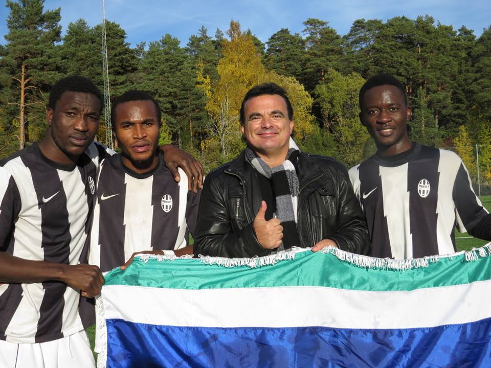 Amadu Bella Barrie, Christian Moses, Franco Pertunaj (ordförande i Juventus IF) och Mohamed Buya Turay tillsammans.